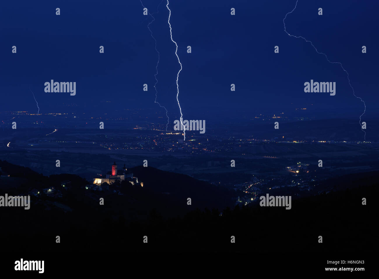 Sommergewitter über forchtenstein Stockfoto