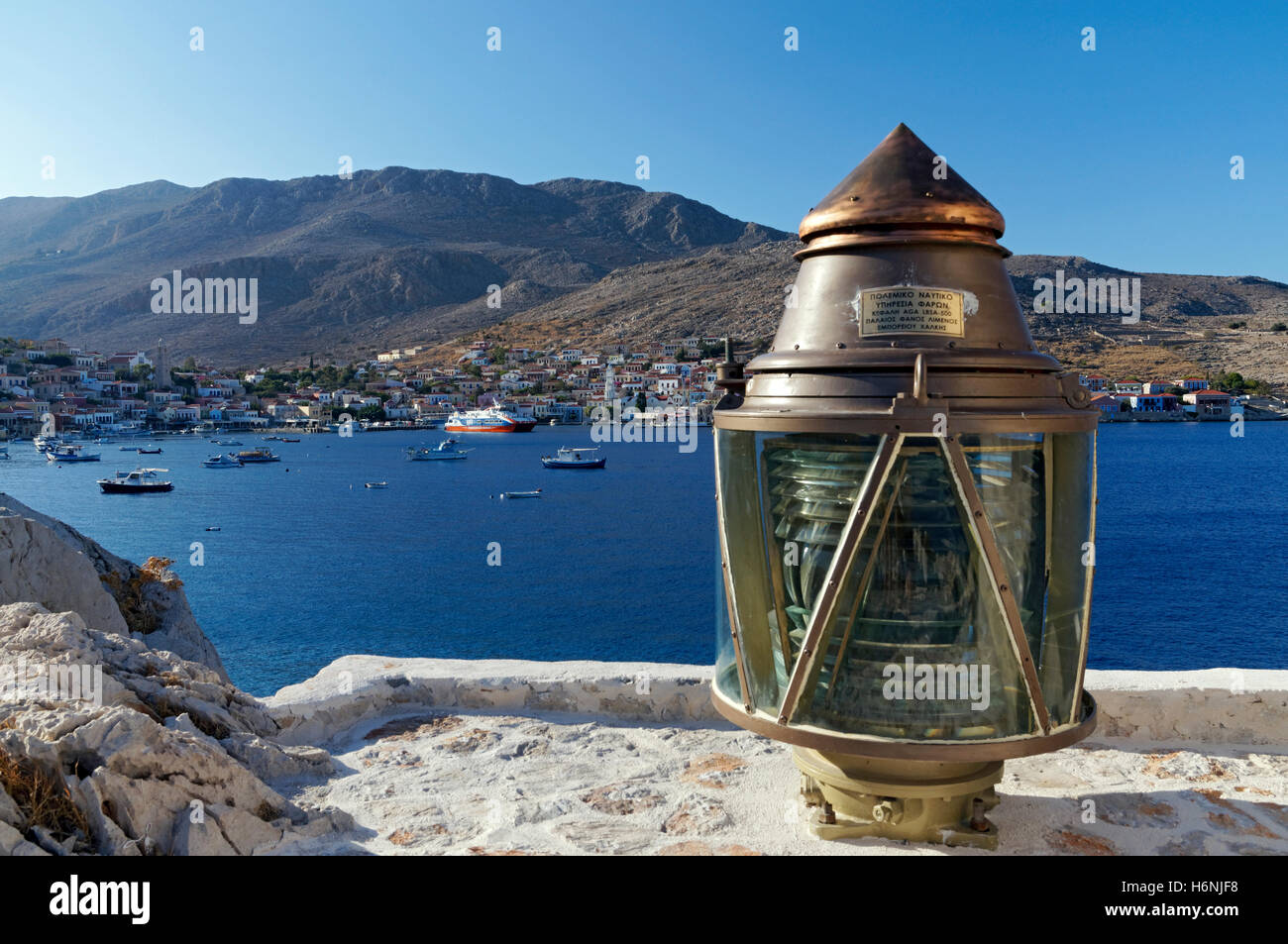 Blick auf Emborio und Hafen, Insel Chalki, Dodekanes, Griechenland. Stockfoto