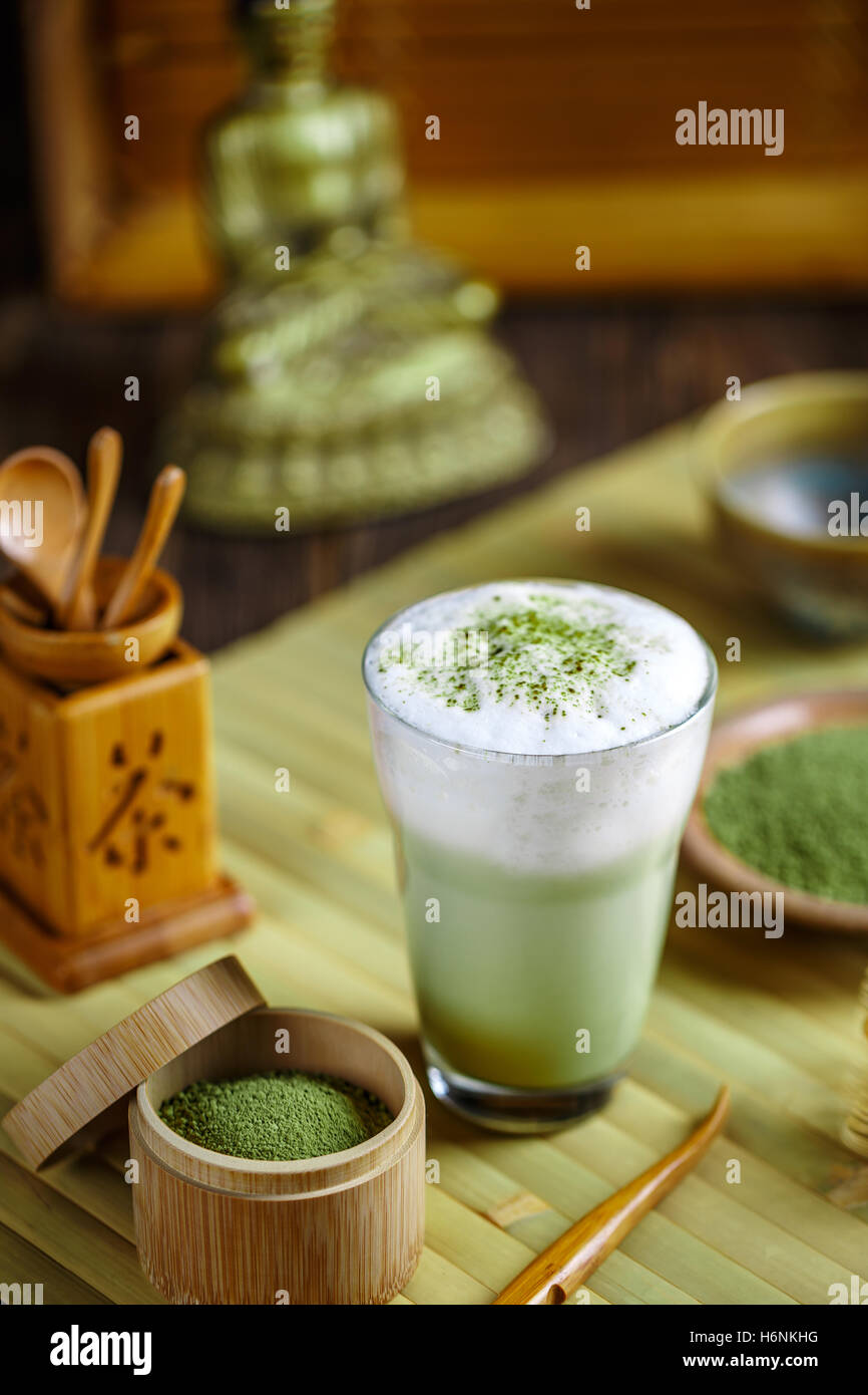 Grünen Tee-Matcha-Latte in eine Glasschale Stockfoto