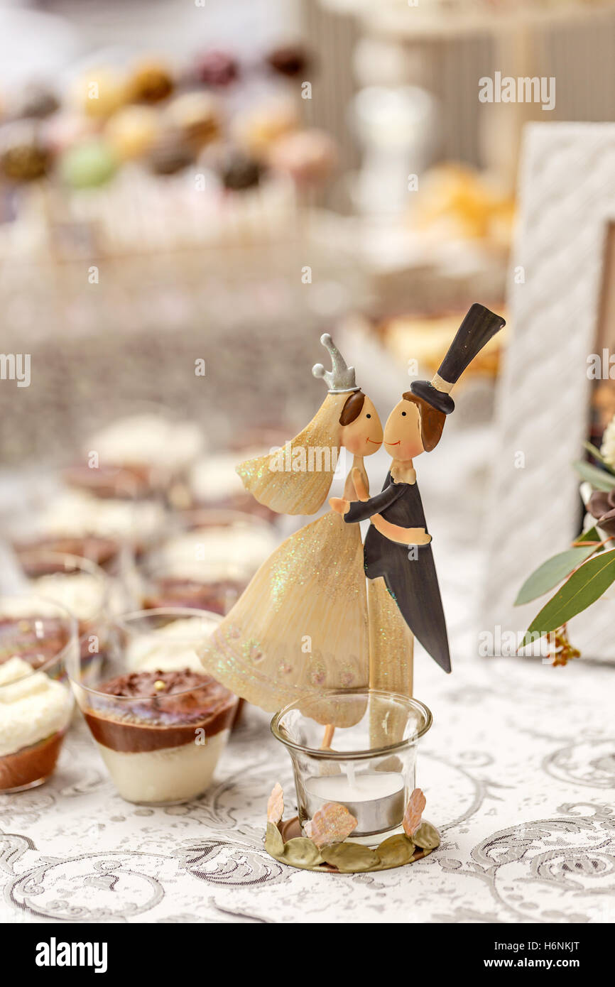 Stilvoller Luxus dekoriert Schokoriegel für die Feier einer Hochzeit Stockfoto