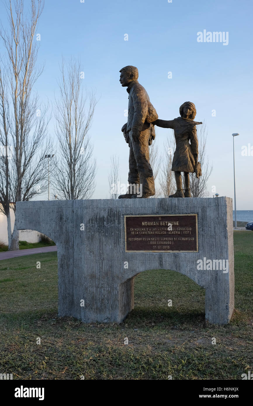 Eine Statue von Norman Bethune und ein Mädchen zum Gedenken an das Massaker von Flüchtlingen aus Malaga auf der Strasse in Almeria im Jahr 1937. Stockfoto