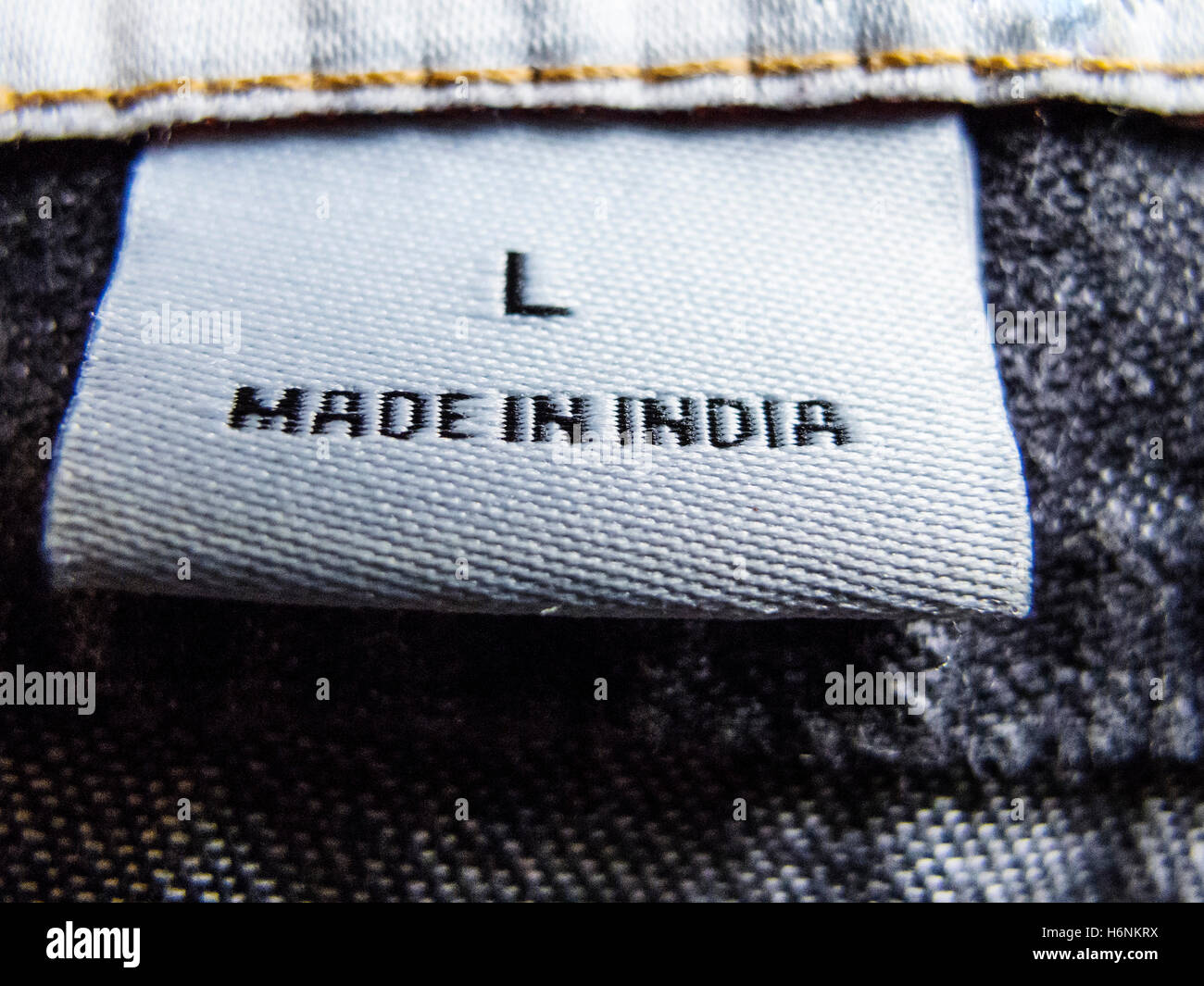 Detail der Kleidung Label zeigt Kleidungsstück war in Indien hergestellt. Stockfoto