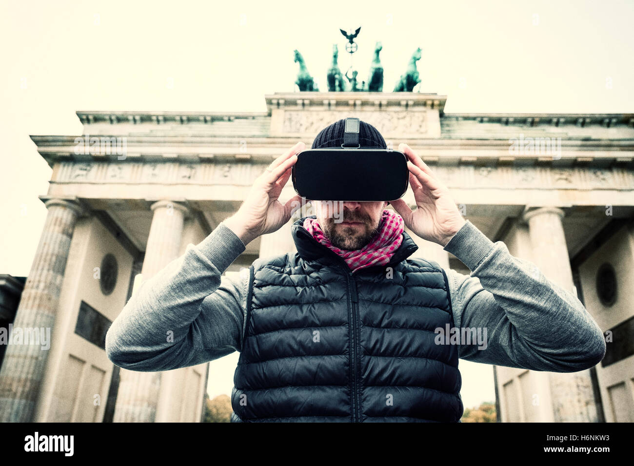 Mann mit Virtual Reality (VR) Brille vor dem Brandenburger Tor in Berlin, Deutschland Stockfoto