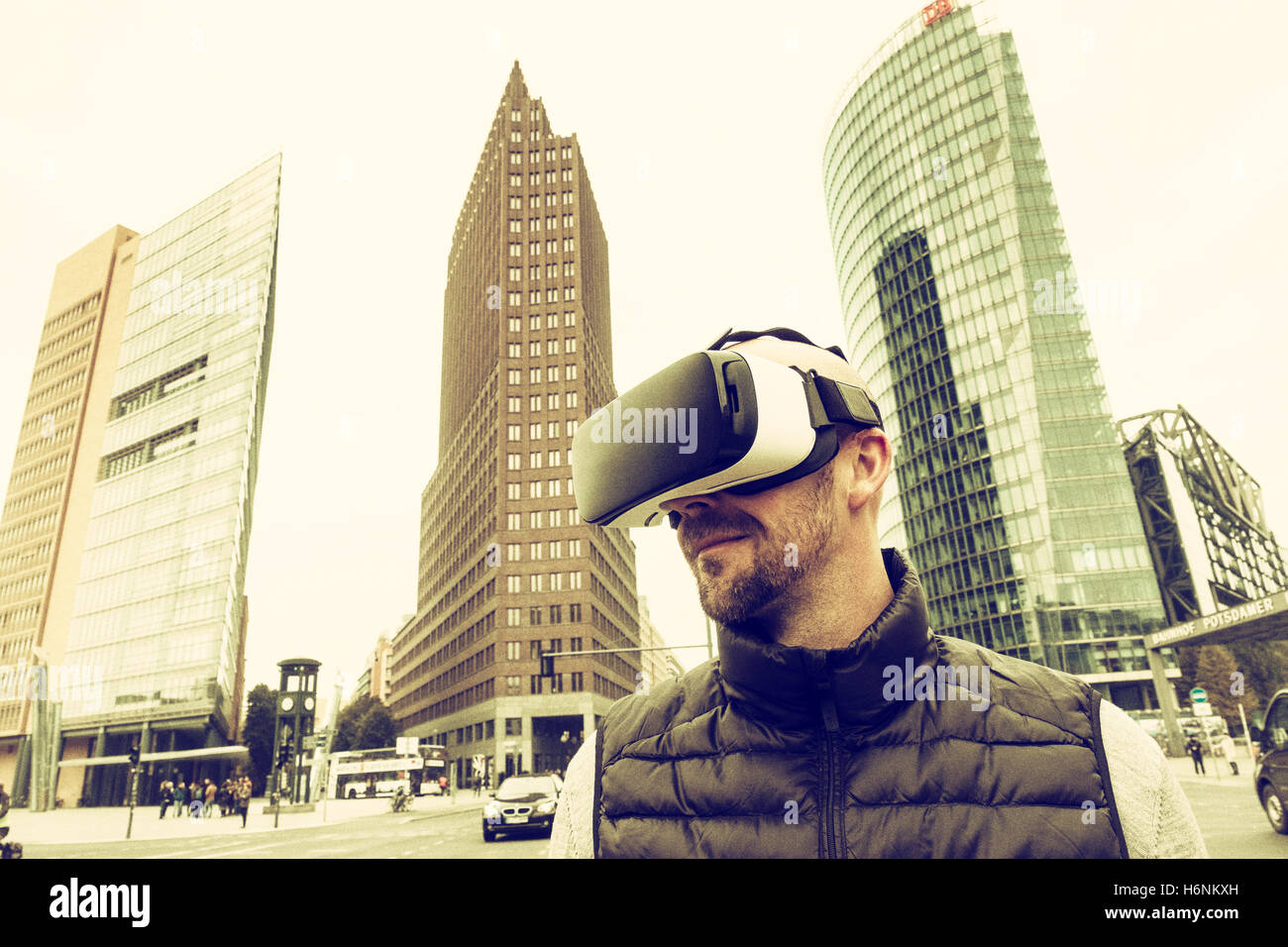 Mann mit Virtual Reality (VR) Brille am Potsdamer Platz in Berlin, Deutschland Stockfoto