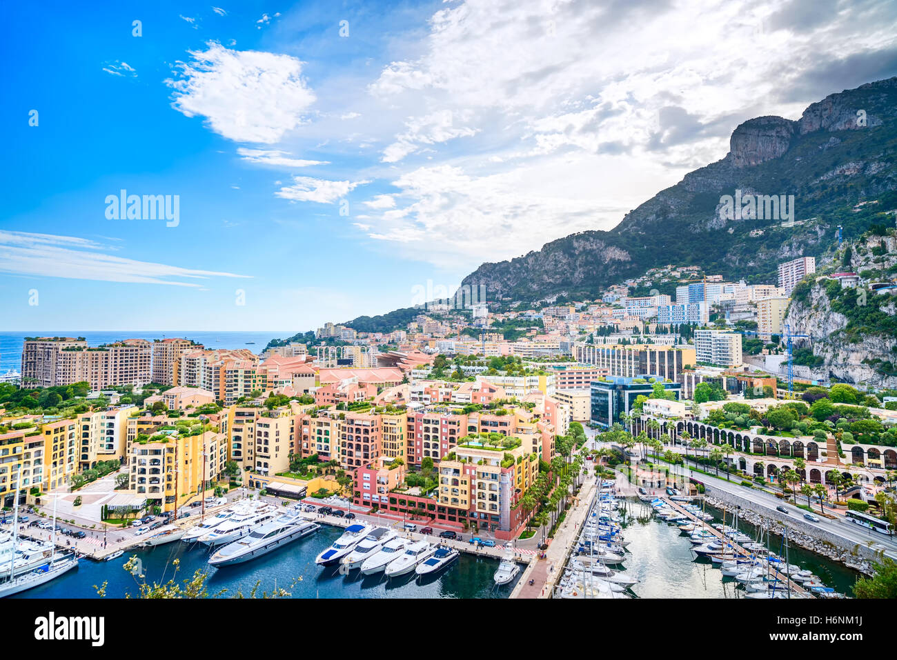Monaco Montecarlo Fürstentum Luftbild Stadtbild. Wolkenkratzer, Berge und Marina. Azurblaue Küste. Frankreich, Europa. Stockfoto