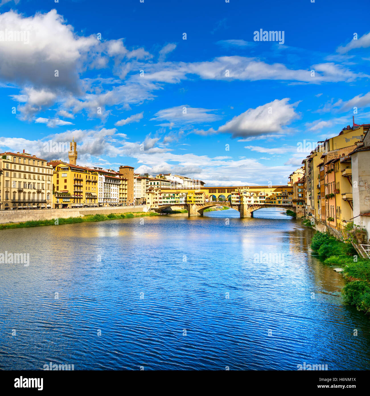 Ponte Vecchio auf Sonnenuntergang, alte Brücke, mittelalterlichen Wahrzeichen am Fluss Arno. Florenz, Toskana, Italien. Stockfoto