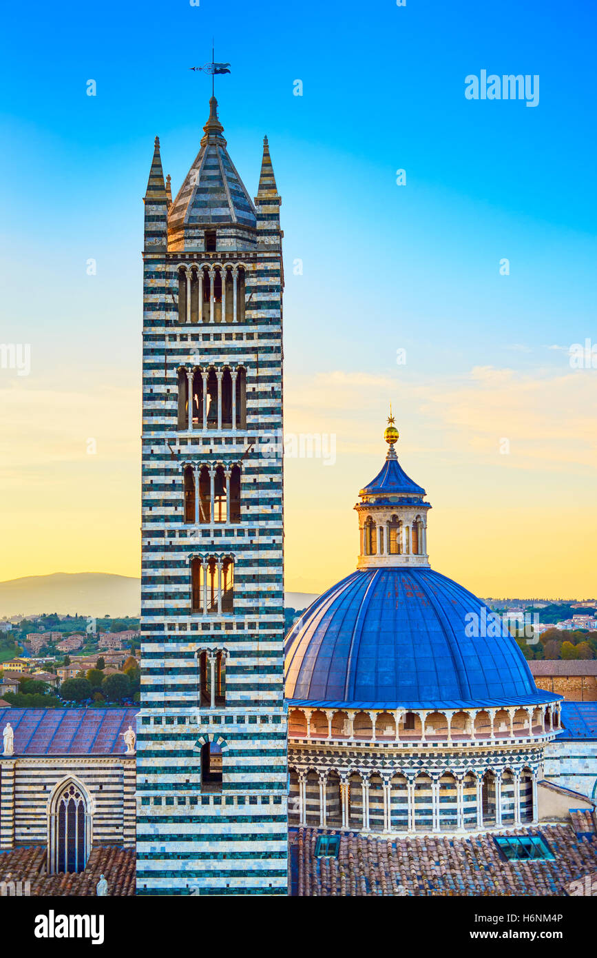 Siena Sonnenuntergang Luftaufnahme. Landmark tower Kathedrale Duomo und Campanile. Toskana, Italien. Stockfoto