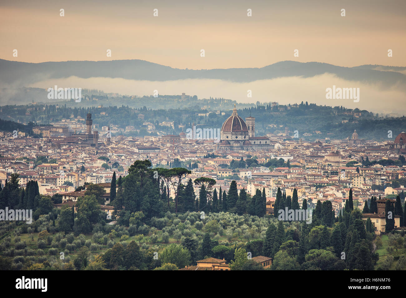 Florenz oder Firenze Antenne nebligen Morgen Stadtbild. Panoramablick vom Hügel von Fiesole. Palazzo Vecchio und Dom. Toskanischen Stockfoto