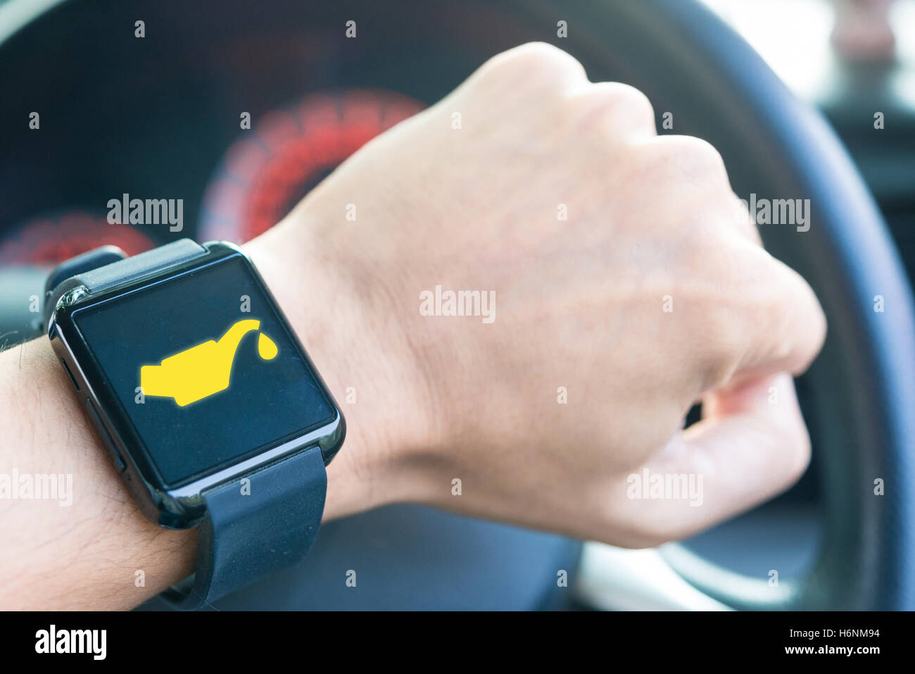 Close-up Smartwatch Benachrichtigungssymbol Kraftstoff Stockfoto