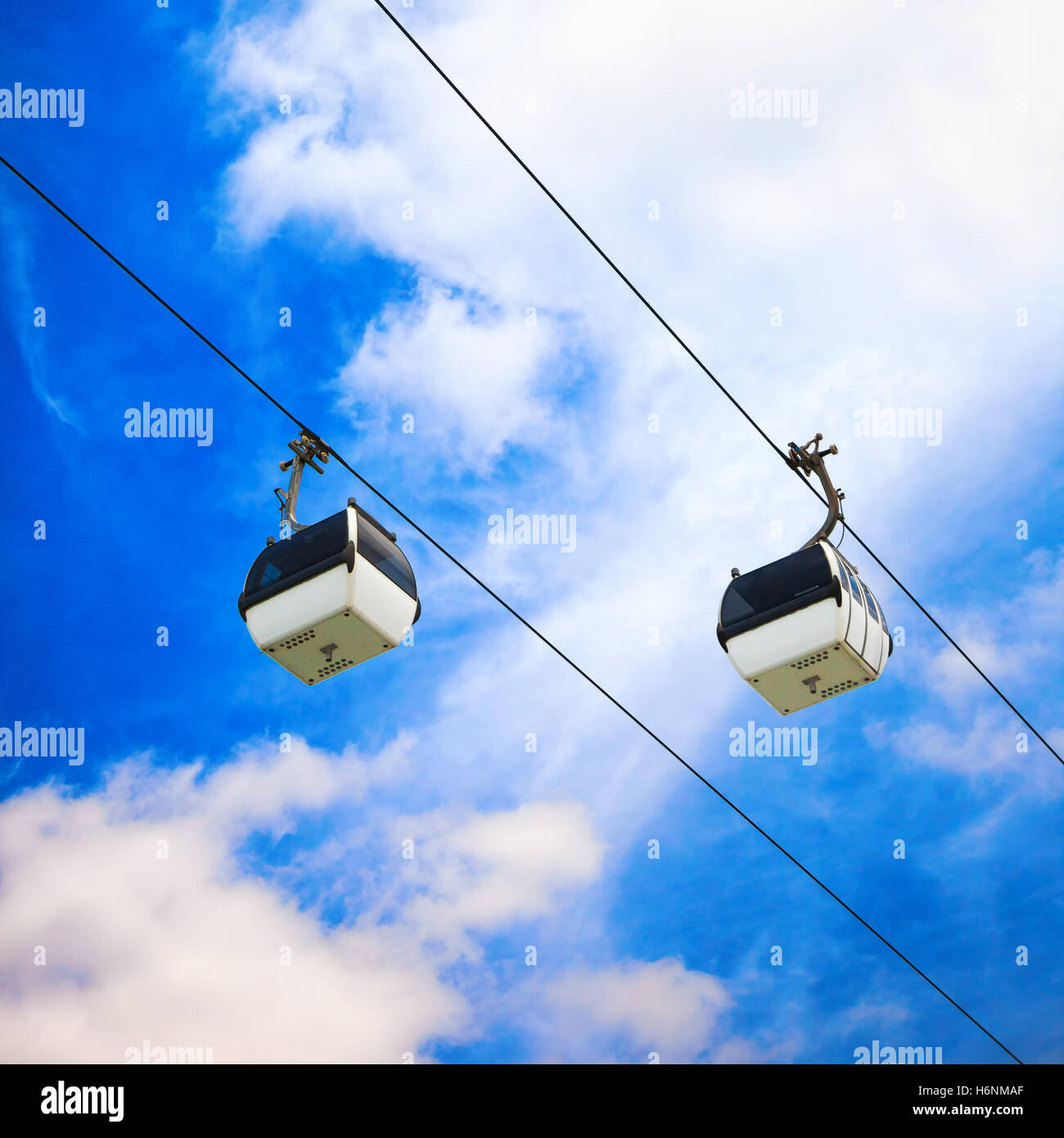 Eine Seilbahn mit zwei Seilbahn auf einem wolkenlos blauen Himmelshintergrund Stockfoto