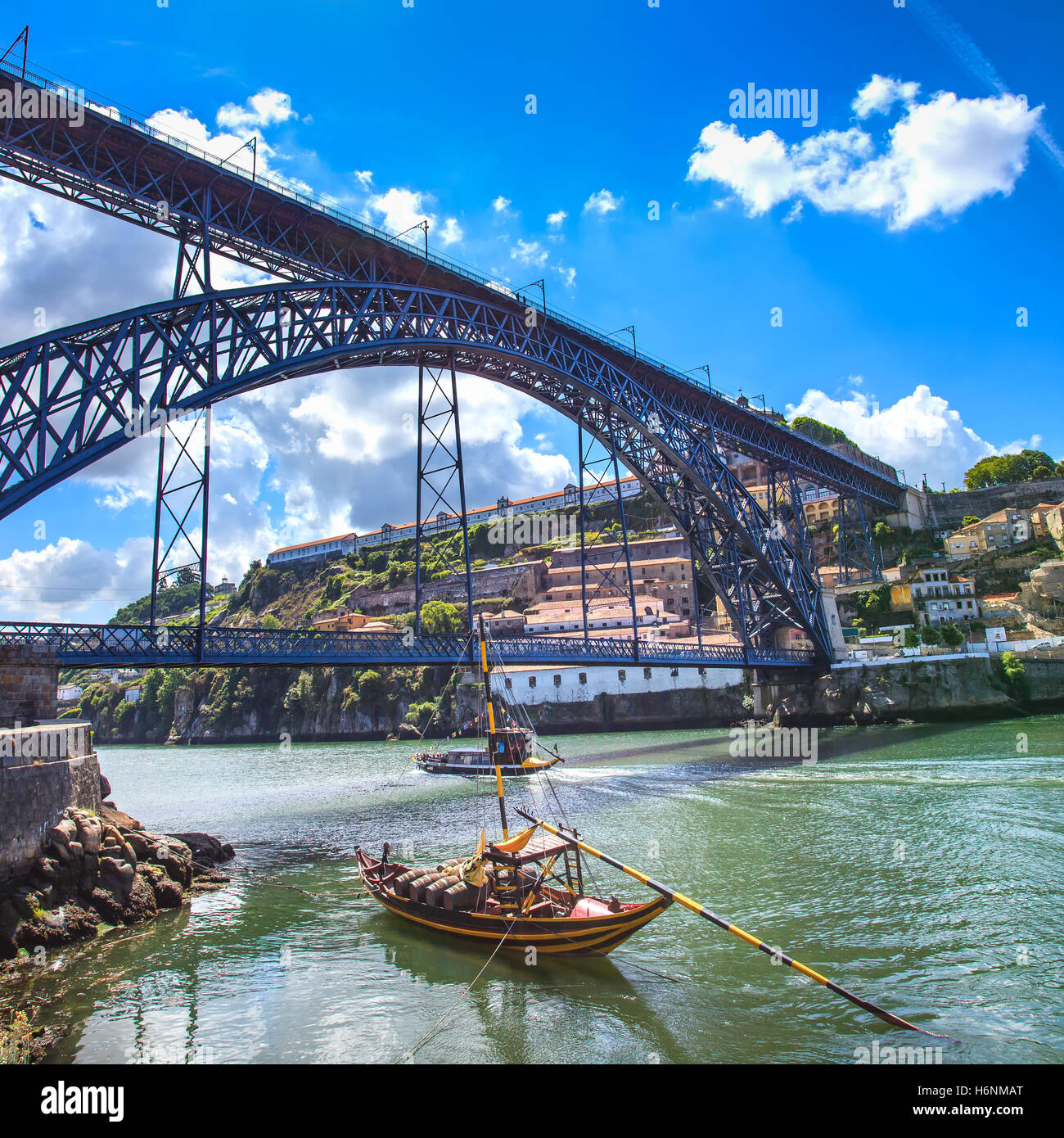 Skyline von Oporto oder Porto, Douro-Fluss, traditionelle Boote und Dom Luis oder Luiz Eisenbrücke. Portugal, Europa. Stockfoto
