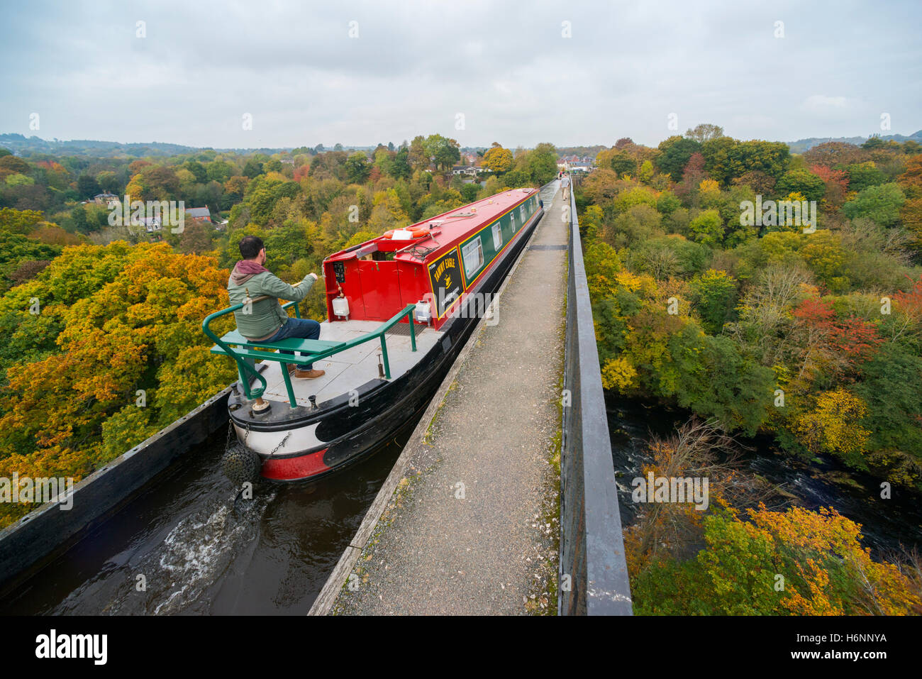Kanalboot am Llangollen Kanal, 126ft über dem Fluss Dee auf der Pontcysyllte Aquädukt, Wrexham, Wales. Stockfoto