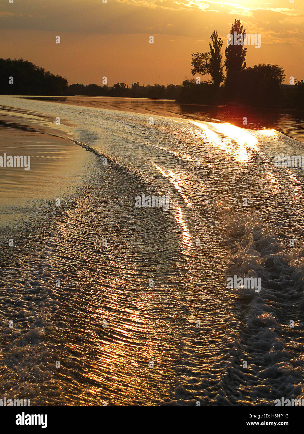 Trail auf dem Wasser aus dem Boot Stockfoto