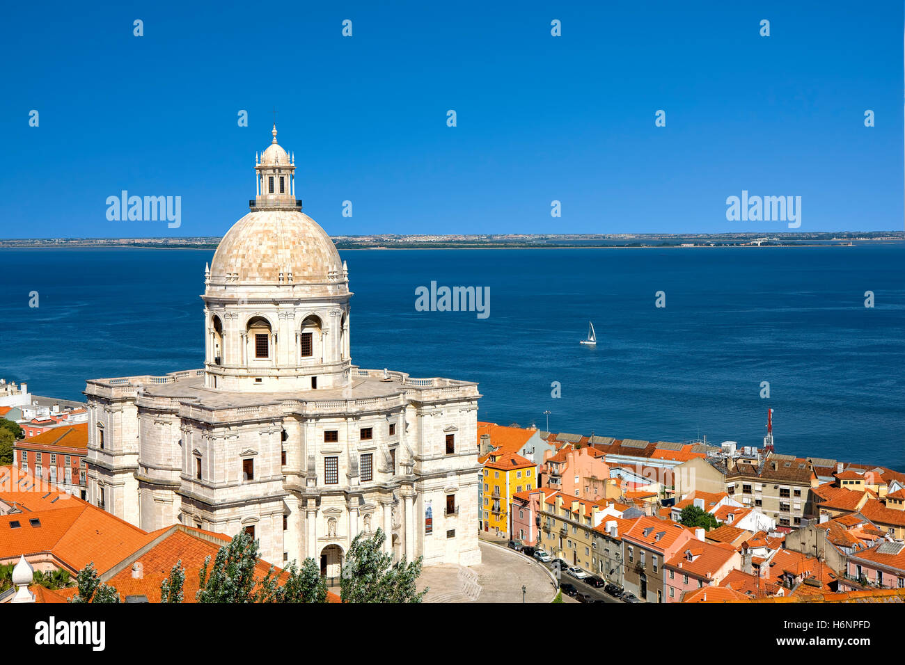 Der Panteao Nacional und die Dächer der Alfama, Lissabon Stockfoto