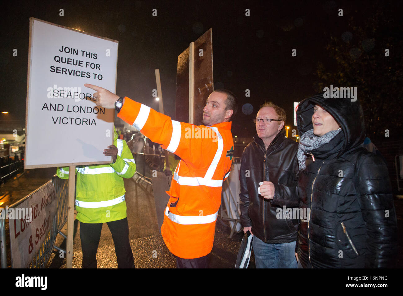 Touristen, die durch Zug nach Lewes Station auf Bonfire Night oder Kerl Fawkes Nacht feiern, East Sussex, England, UK Stockfoto