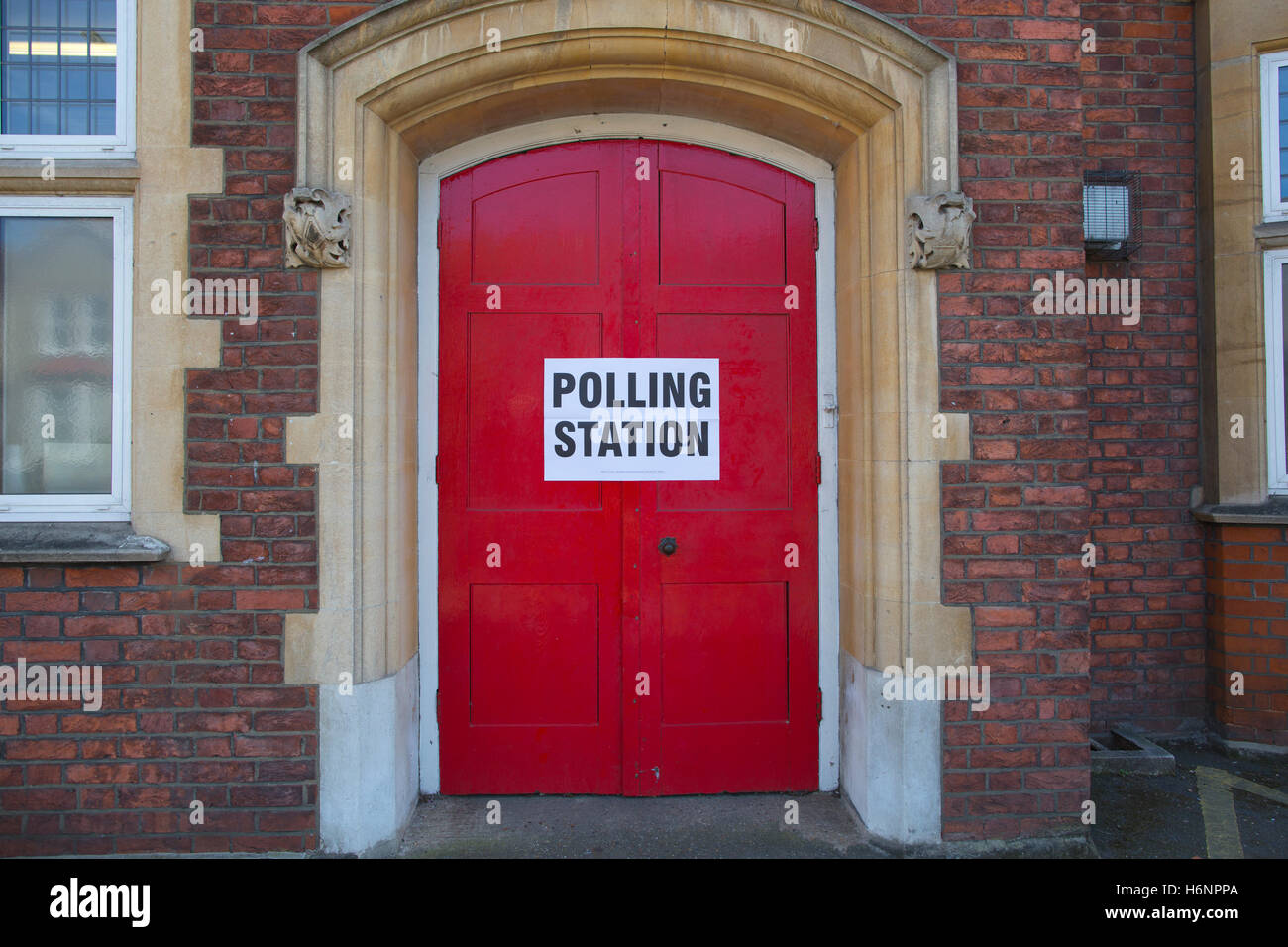Wahllokal am historischen Tor, England, Vereinigtes Königreich Stockfoto