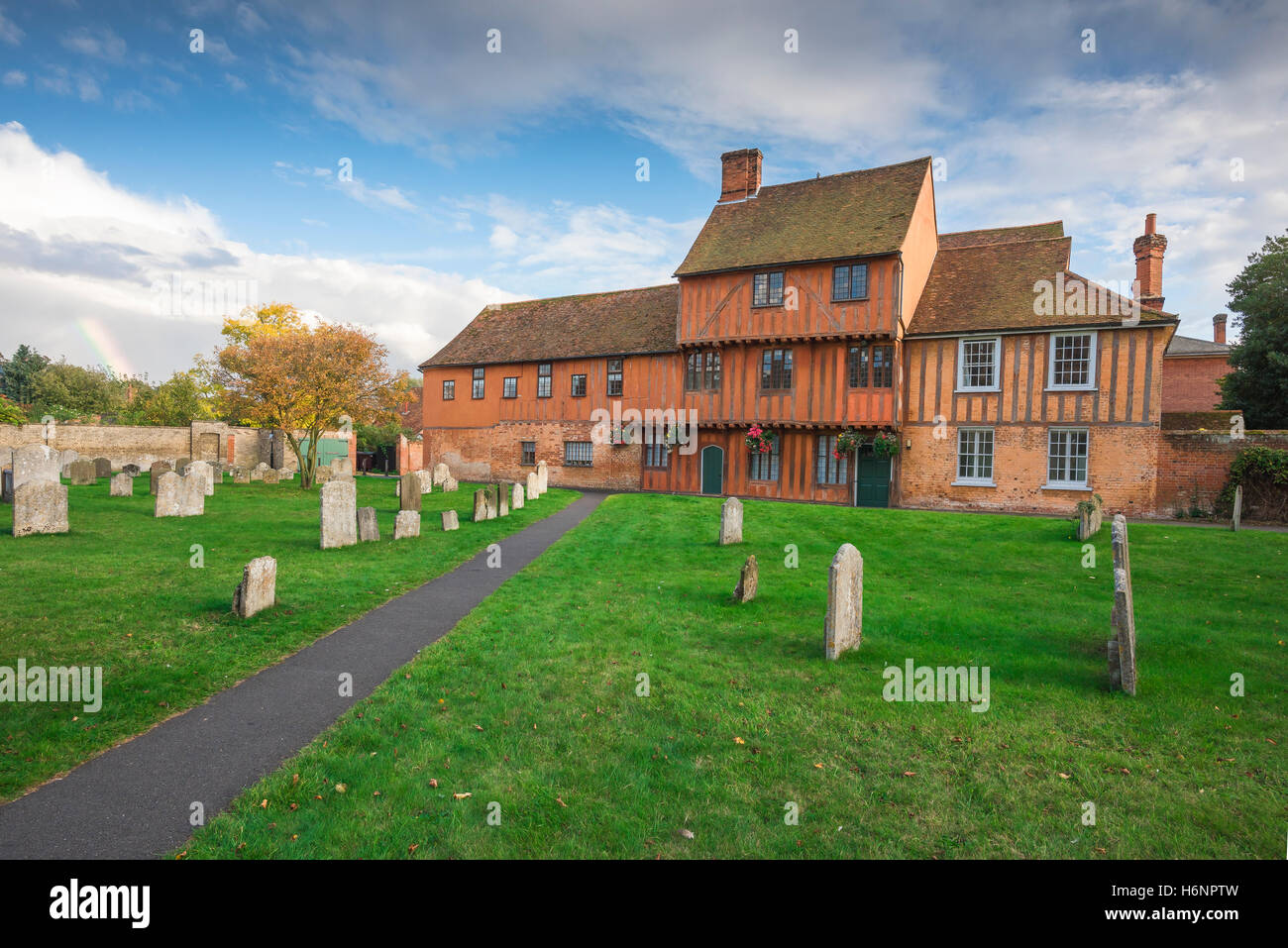 Hadleigh Guildhall, mit Blick auf die mittelalterlichen Epoche Fachwerk Guildhall und St. Mary's Friedhof, Hadleigh, Suffolk, England, UK. Stockfoto