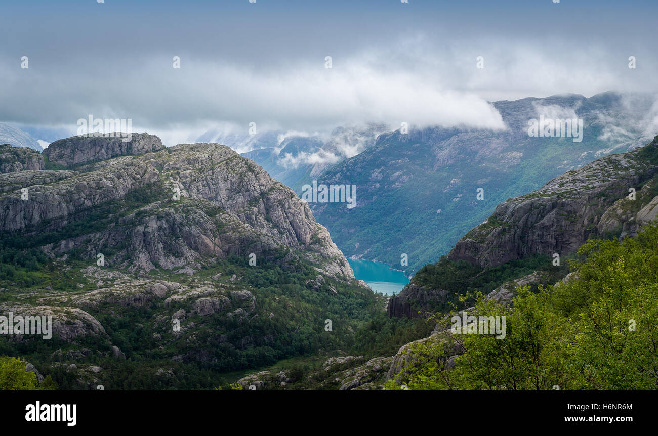 Norwegische Landschaft, Felsen und Berge der Lysefjord in Wolken. Stockfoto