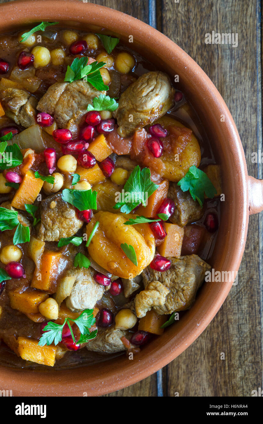 Lamm-Tajine mit Kichererbsen, Aprikosen und Granatapfelkernen ...