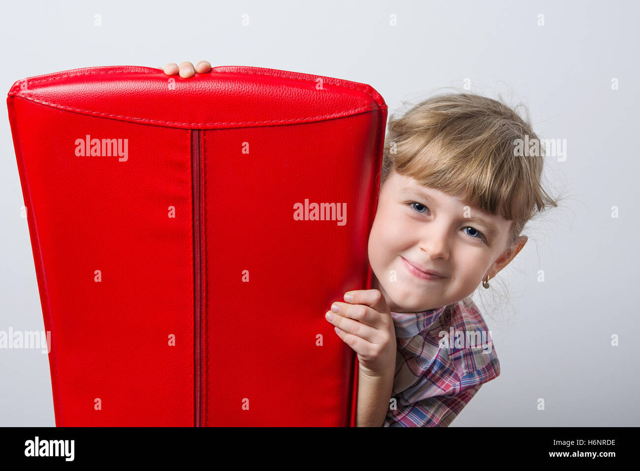 niedliche Baby mit roten Stuhl Stockfoto