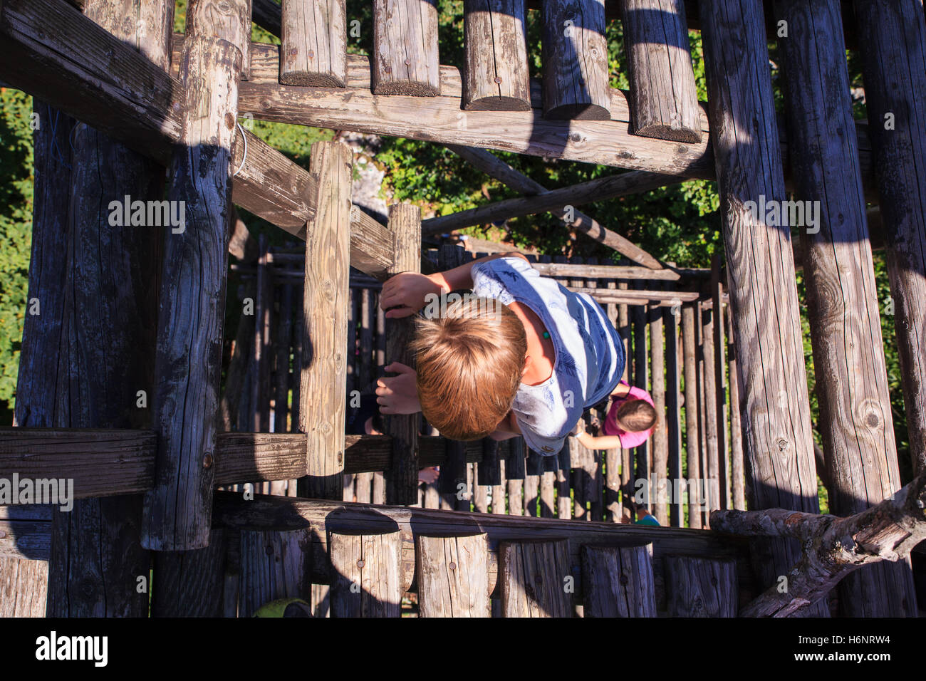 Kind-Schritte auf der Treppe der Holzturm Stockfoto