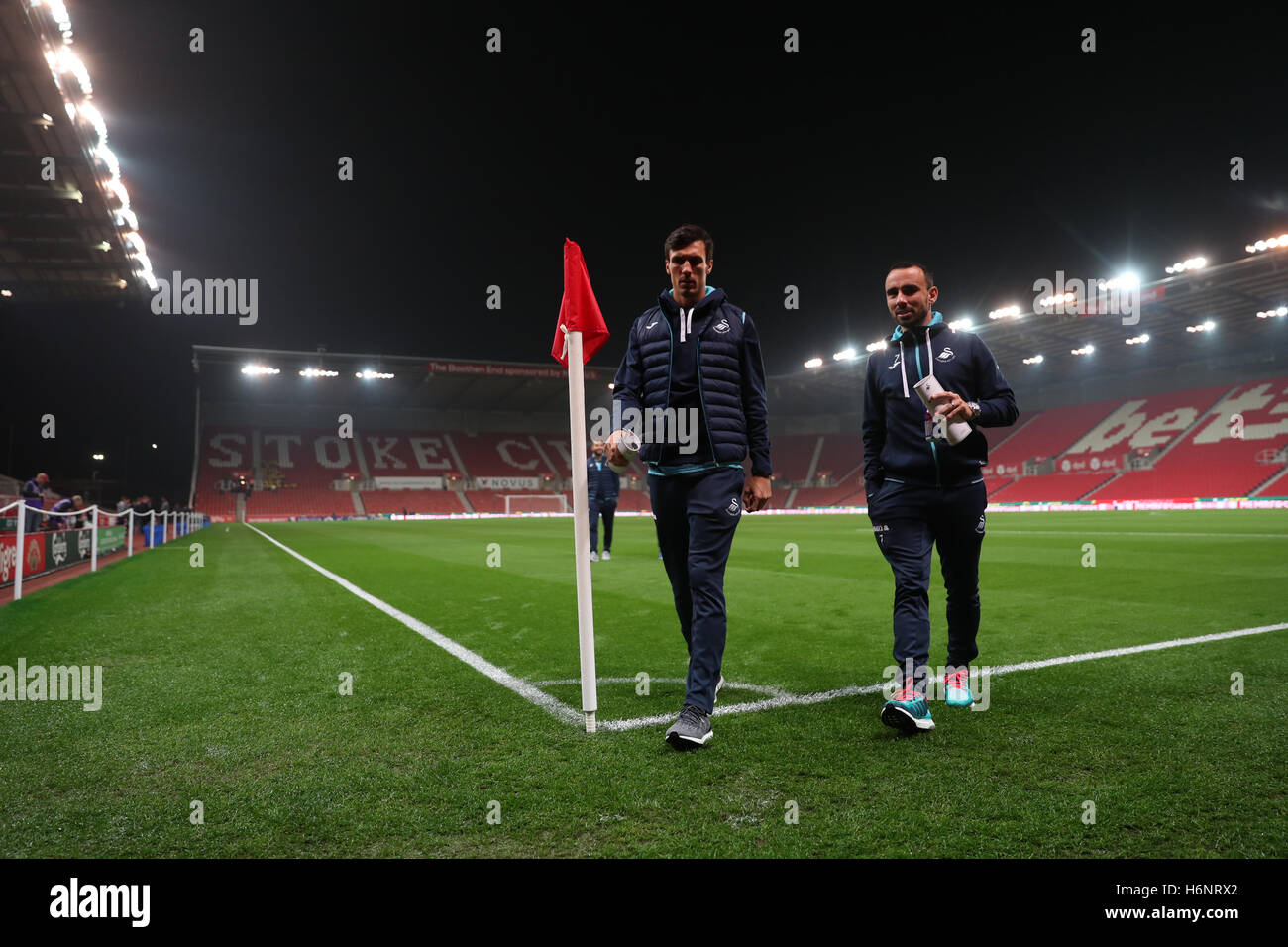 Swansea City Jack Cork und Leon Britton nach der Besichtigung der Tonhöhe der Premier League match bei Bet365 Stadion, Stoke. Stockfoto