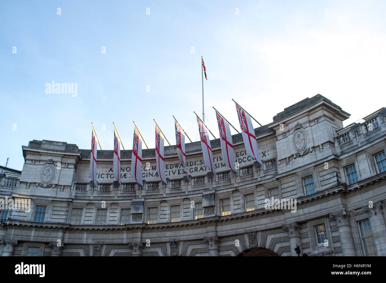 London, UK. 31. Oktober 2016. Großbritannien bereitet sich auf die Kolumbiens Präsident Staatsbesuch mit Kolumbien und Union Flaggen allover Mall vom Buckingham Palace zu Admirality Arch.The Präsident der Republik Kolumbien, seine Exzellenz Präsident Juan Manuel Santos Calderón, begleitet von Frau María Clemencia Rodríguez de Santos, eine Einladung von der Königin zu einem Staatsbesuch in Großbritannien vom 1. bis 3. November 2016 Zahlen angenommen hat. © Alberto Pezzali/Pacific Press/Alamy Live-Nachrichten Stockfoto