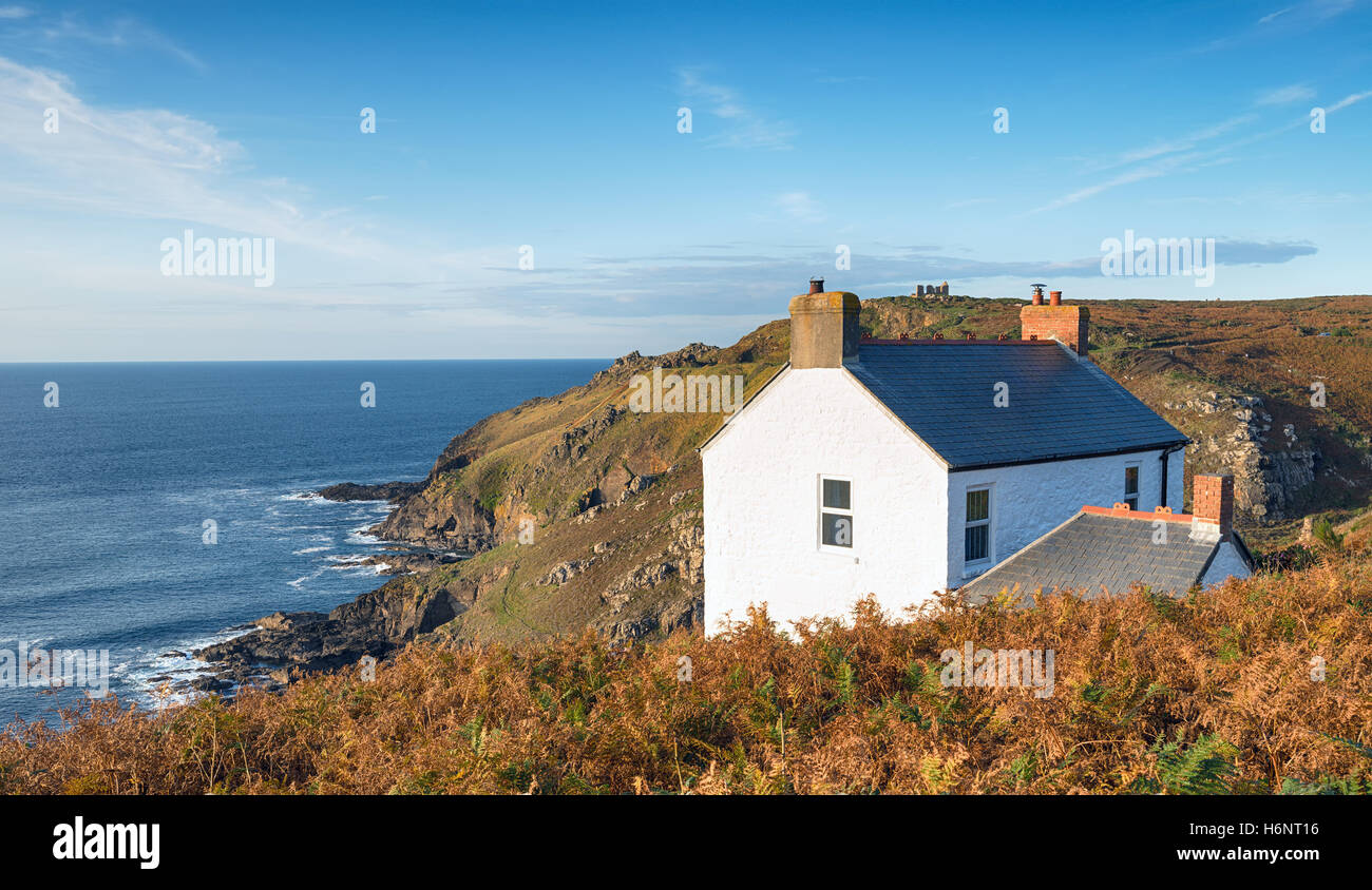 Ein Ferienhaus auf den Klippen am Cape Cornwall an der Küste Cornwalls Stockfoto