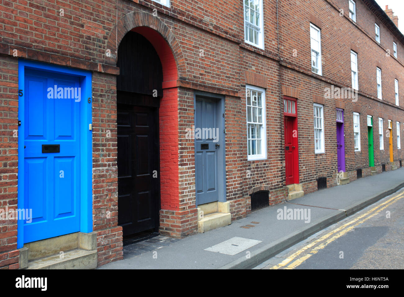 Bunte Haustüren, Newark auf Trent, Nottinghamshire, England, UK Stockfoto