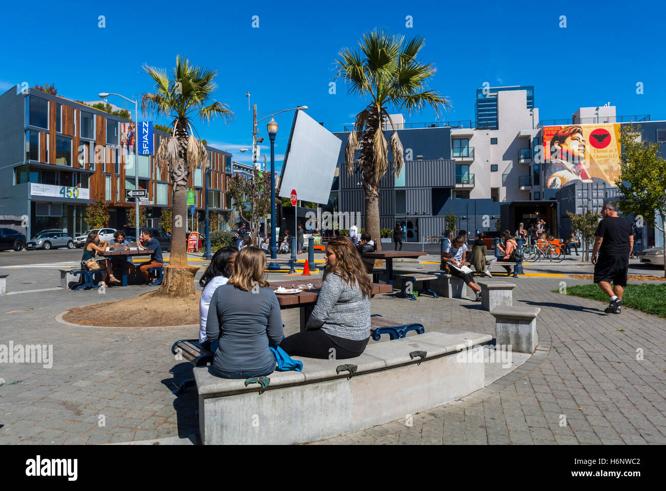 San Francisco, CA, USA, American People Teenager Girls, Abhängen, Straßenszenen, Urban Life, Hayes Valley, temporäres Städteprojekt, Town Square, Gentrifizierung [USA] Stockfoto