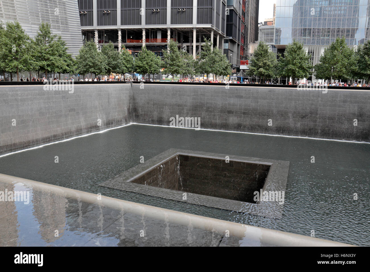 Einer der Pools umfassen das National September 11 Memorial, Manhattan, New York, Vereinigte Staaten von Amerika. Stockfoto