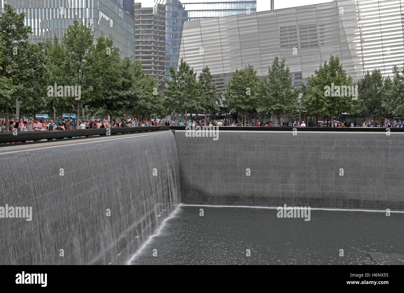 Einer der Pools umfassen das National September 11 Memorial, Manhattan, New York, Vereinigte Staaten von Amerika. Stockfoto