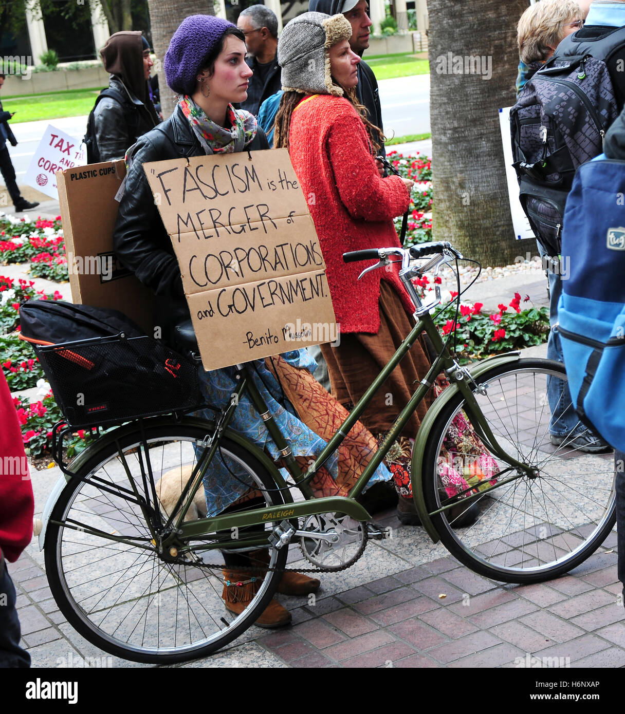 Ein Aktivist hält ein Schild mit der Aufschrift "Faschismus ist die Verschmelzung von Kapitalgesellschaften und Regierung." bei einem Protest der Grossbanken, Rettung. Stockfoto