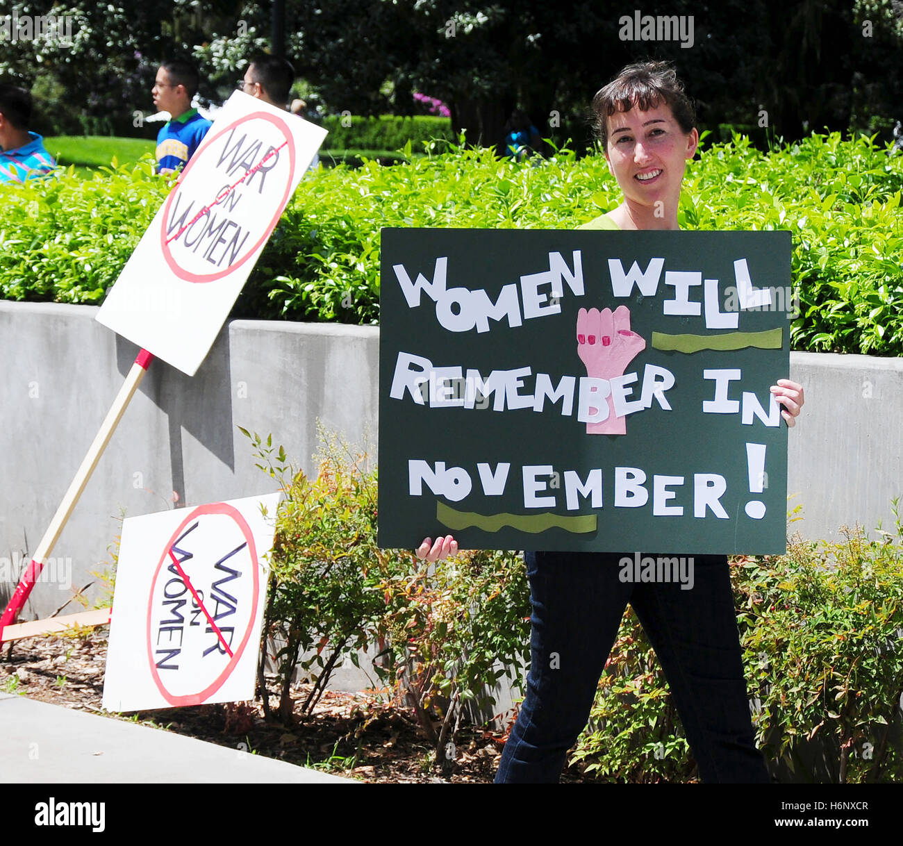 Eine Aktivistin hält ein Schild mit der Aufschrift "Frauen im November zu einem Protest in Sacramento for reproductive Rights erinnern werden!". Stockfoto