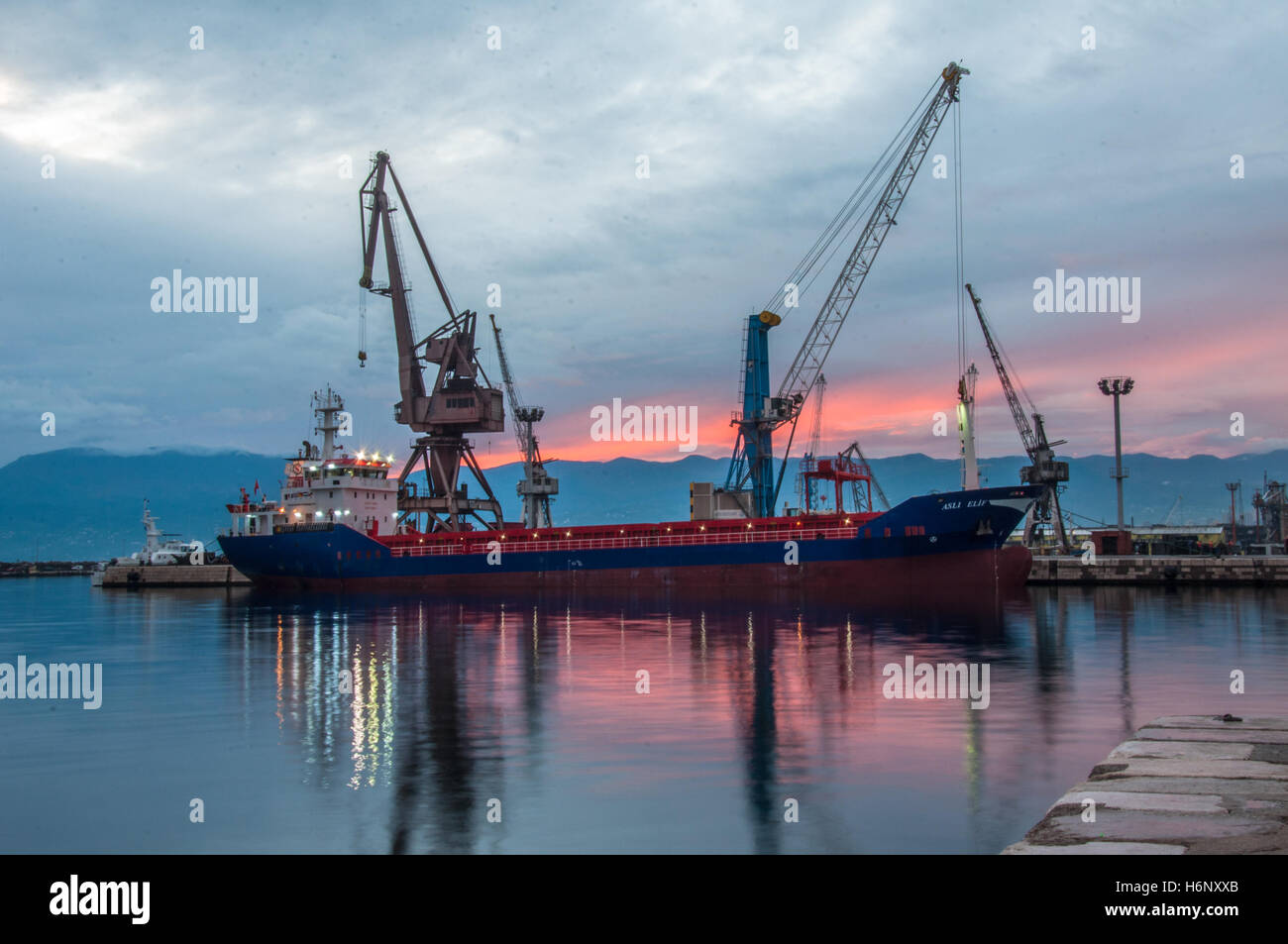 Die allgemeine Frachtschiff "ASLI ELIF" in den kommerziellen Hafen von Rijeka, Kroatien bei Sonnenuntergang Stockfoto