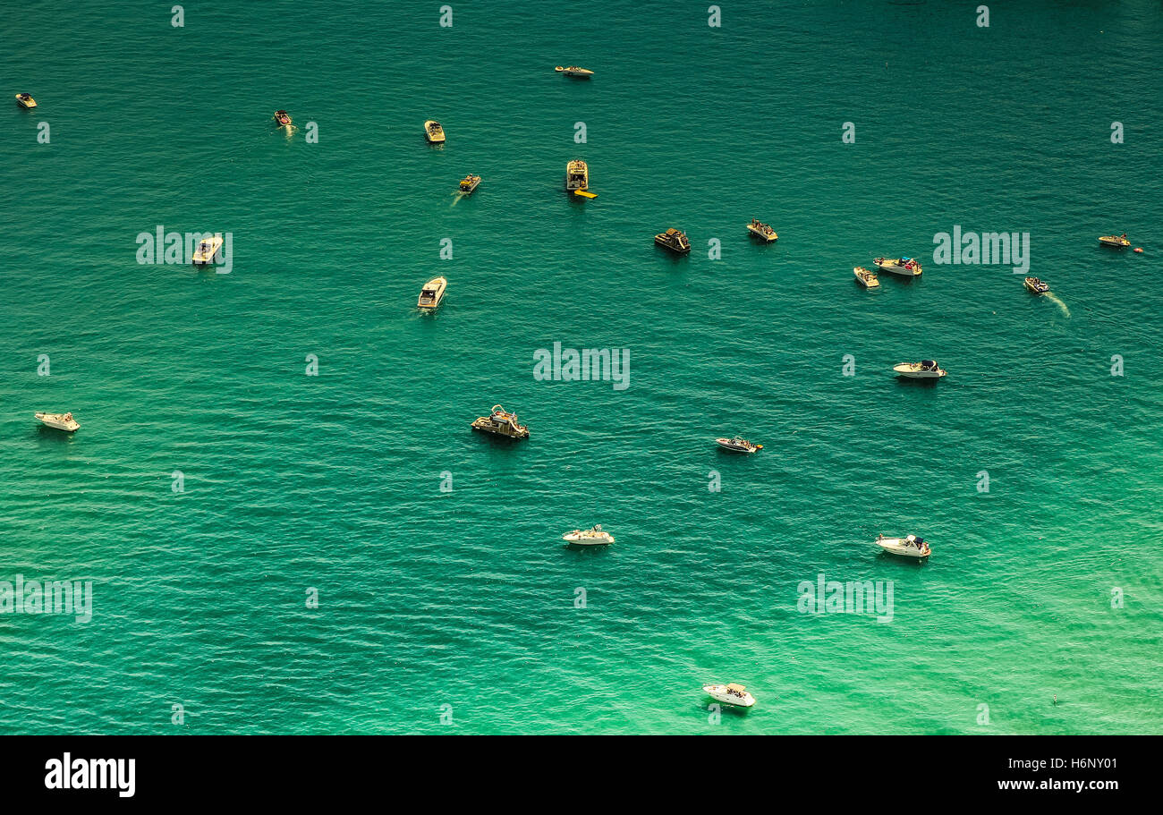 Luftaufnahme von verstreuten Fischerboote im türkisfarbenen Wasser des Chicago River Stockfoto