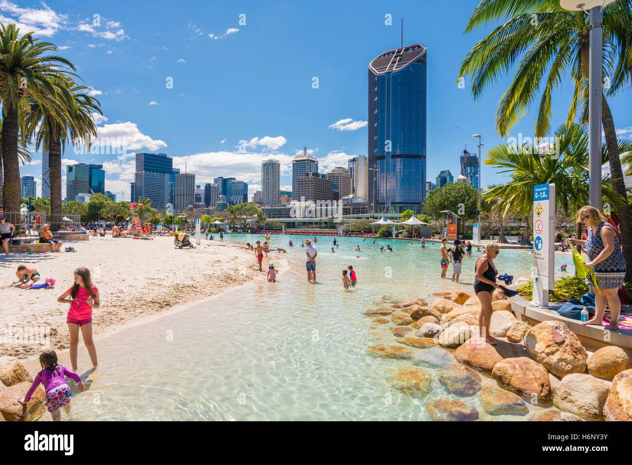 Streets Beach und Wolkenkratzer in Brisbane Stockfoto
