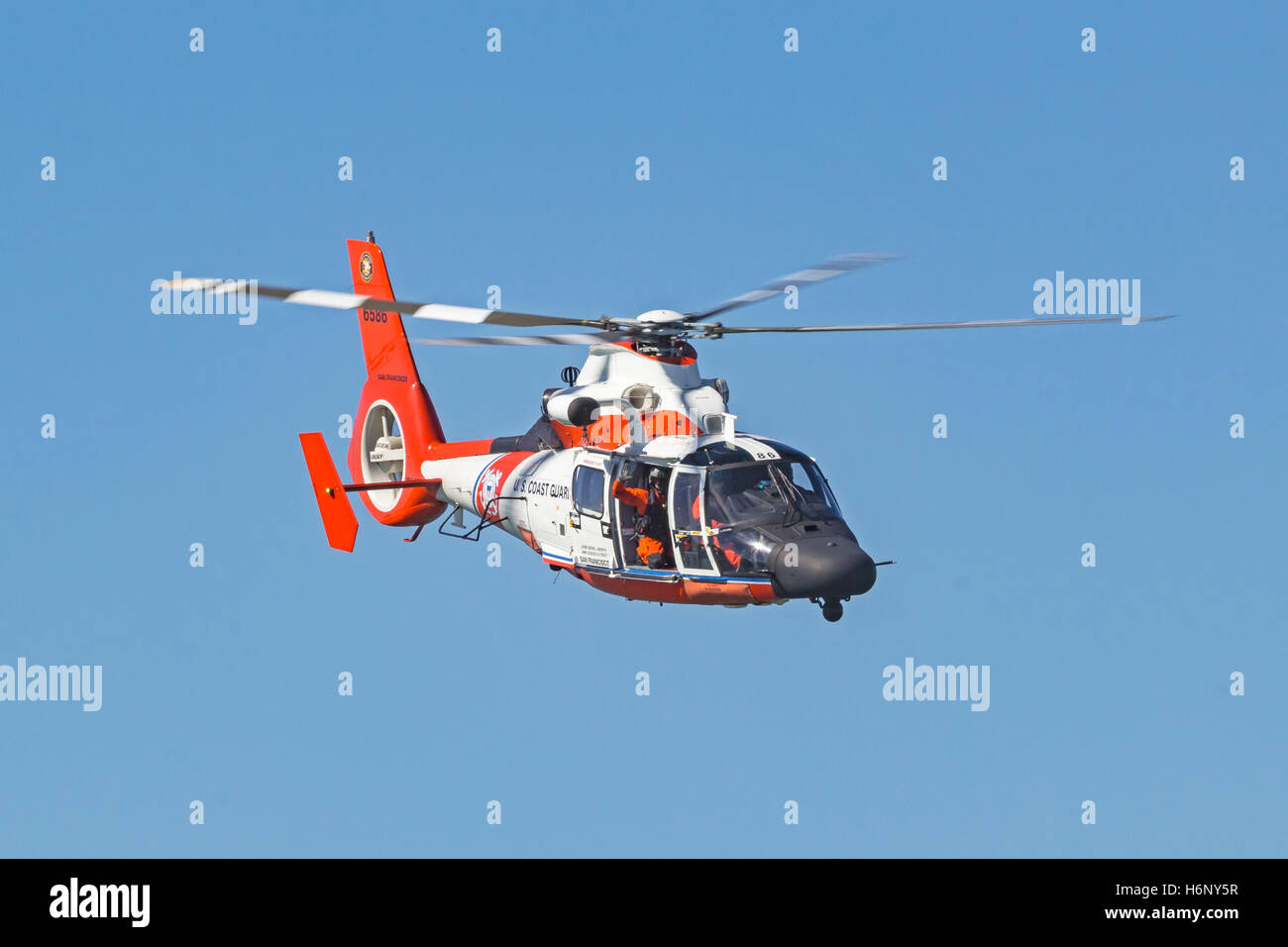 USCG MH-65 Dolphin Air Station San Francisco im Flug. Stockfoto