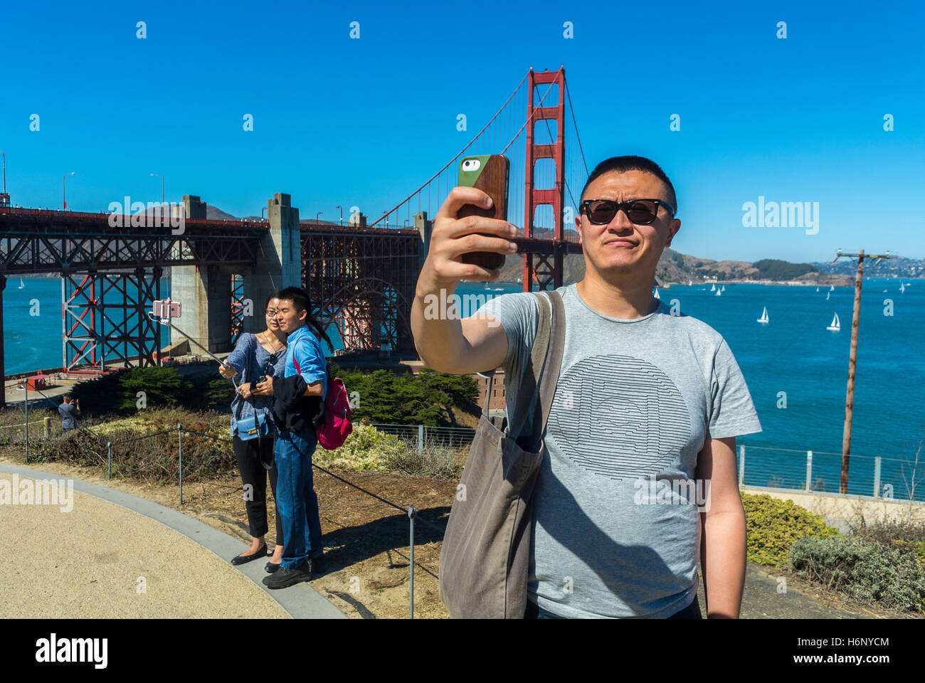 San Francisco, CA, USA, chinesische Touristen, Straßenszenen, Golden Gate Bridge, die Selfies Fotos mit Ihrem Smartphone, Iphone Stockfoto