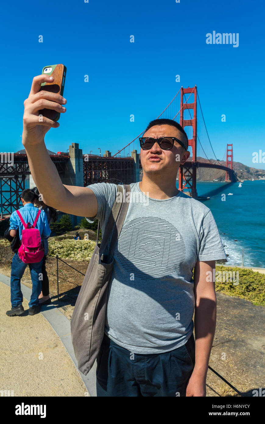 San Francisco, CA, USA, chinesische Touristen, Straßenszenen, Golden Gate Bridge, die Selfies Fotos mit Ihrem Smartphone, Iphone Stockfoto