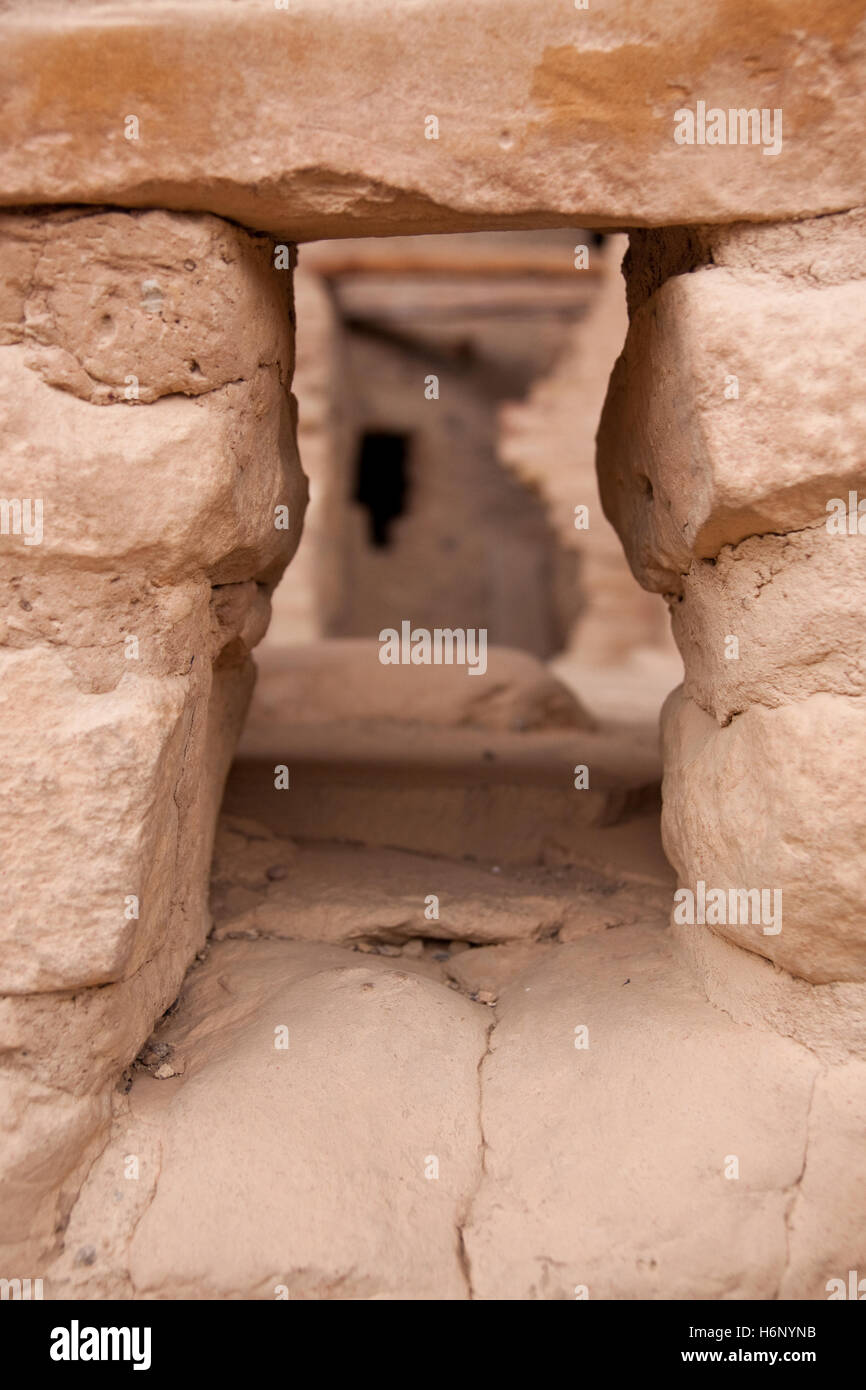 Ein Fenster in einem alten Pueblo Gebäude aus Stein und Lehm. Der Aussichtspunkt zeigt ein ' t ' geformte Fenster zu einem anderen Gebäude, t Stockfoto