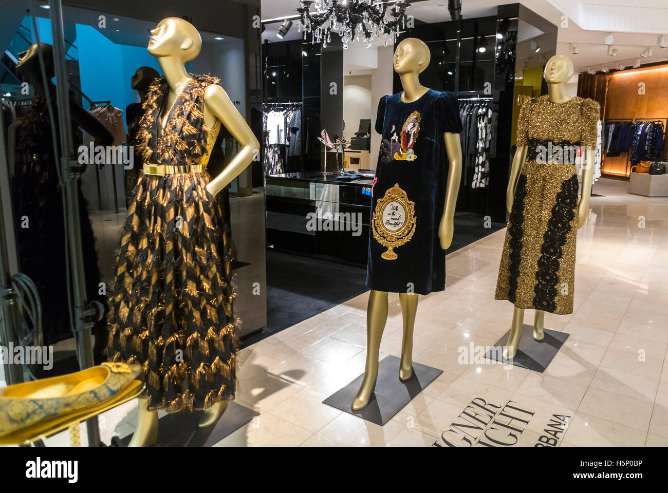 San Francisco, CA, USA, Designergeschäft mit Schaufensterpuppen-Modedesign, Kleider, im 'Dolce & Gabbana'-Geschäft, Bekleidungsgeschäfte in Luxus-Kaufhäusern, Saks Fifth Avenue, Haute Couture-Kleidung, Mode-Labels Stockfoto