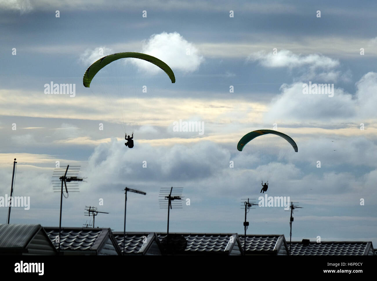 Pwered Gleitschirmflieger über Clay Klippen am Skipsea an Ostküste Yorkshire, UK. Stockfoto