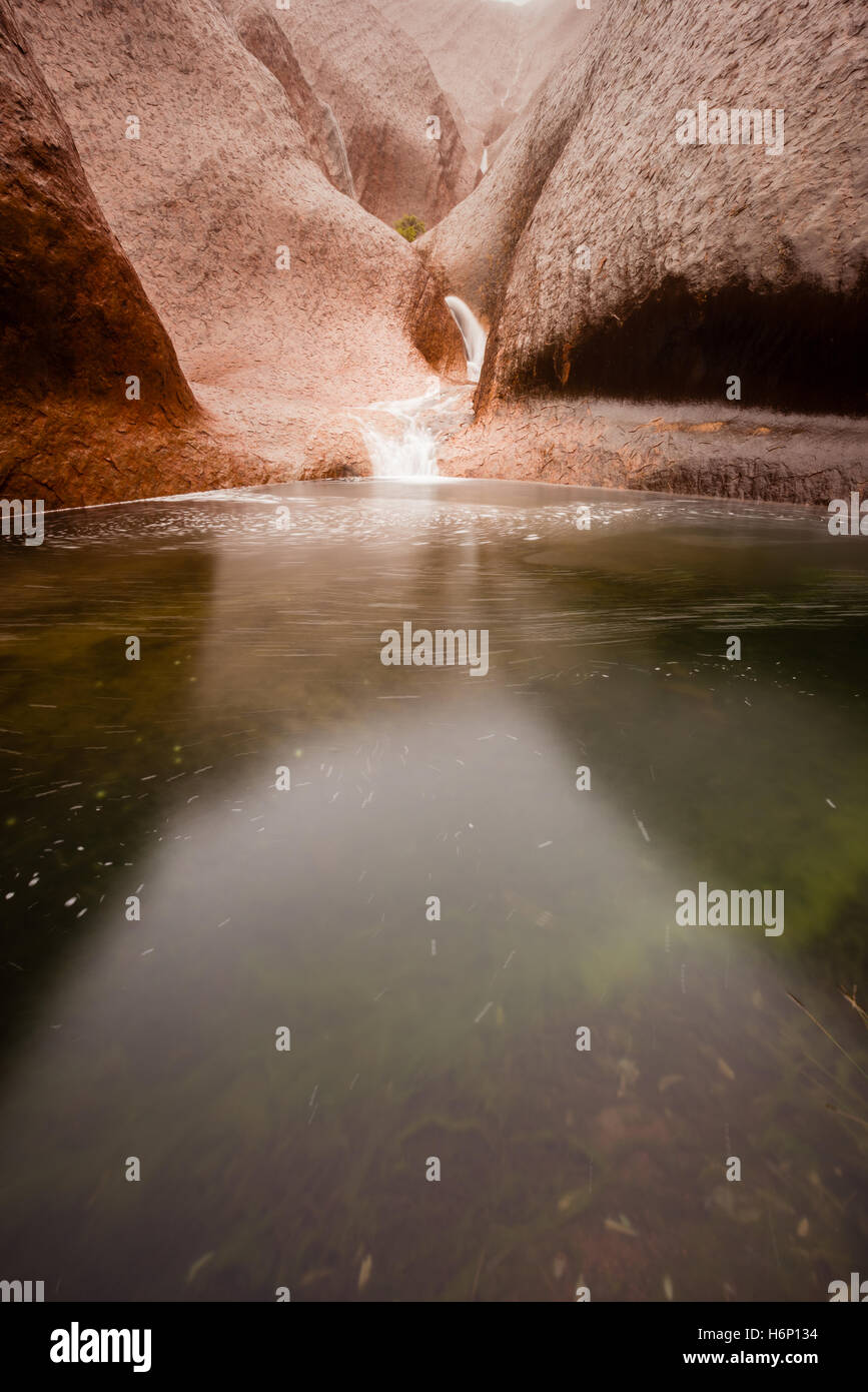 Ruhiges Wasser bei Mutitjulu Wasserloch, Uluru Stockfoto