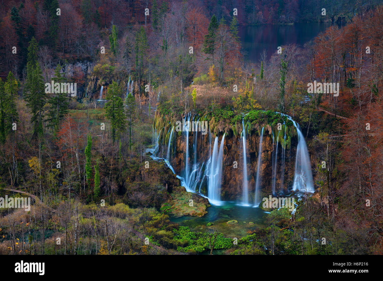 Plitvice-Wasserfall im Herbst. Bild des Wasserfalls befindet sich im Nationalpark Plitvice, Kroatien während Herbst Dämmerung. Stockfoto