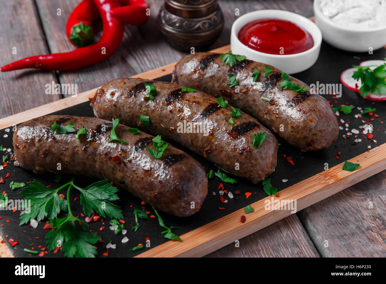 hausgemachte gekochte Würste gebraten auf einem Grill-Rindfleisch Stockfoto