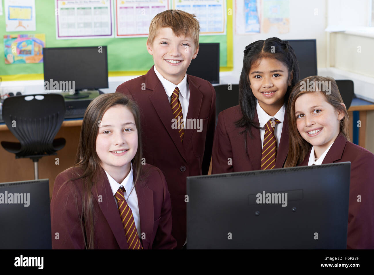 Porträt der Grundschüler In Computer-Klasse Stockfoto