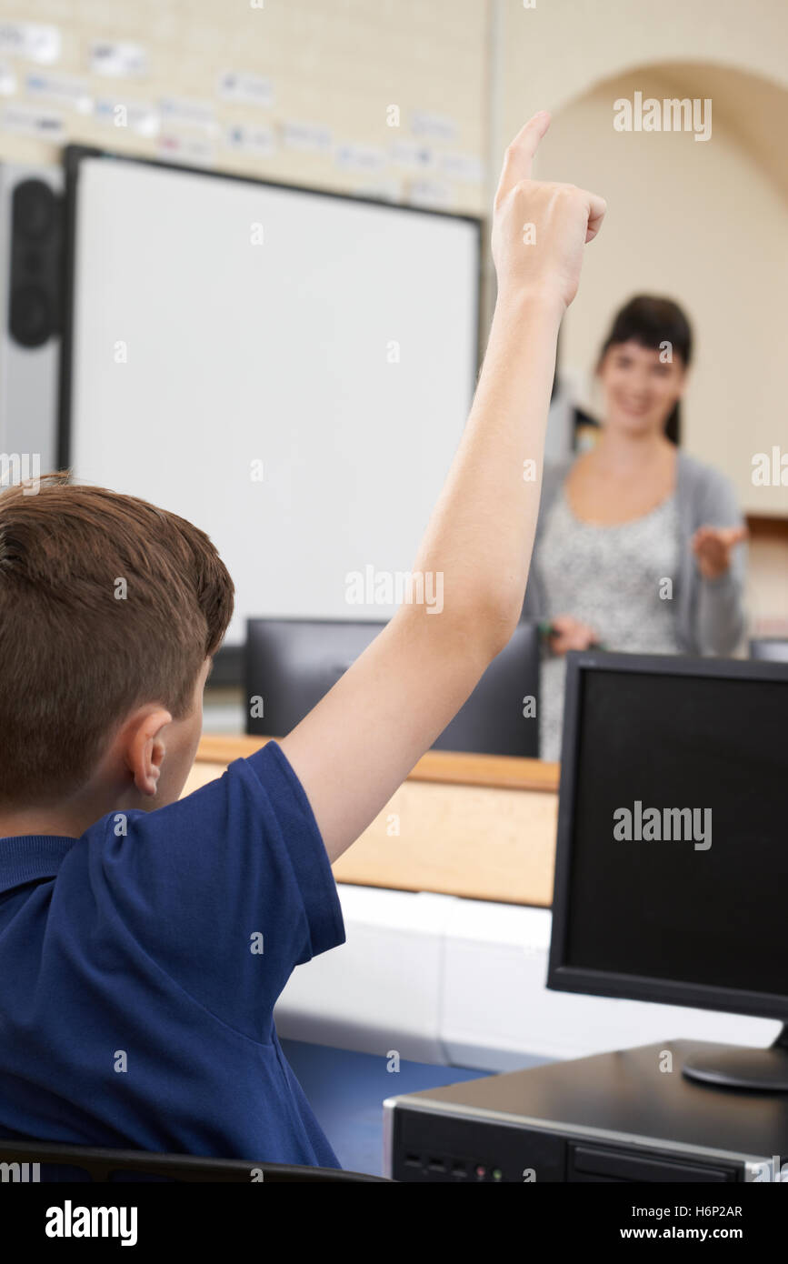 Männliche Schüler beantworten Frage im Klassenzimmer Stockfoto