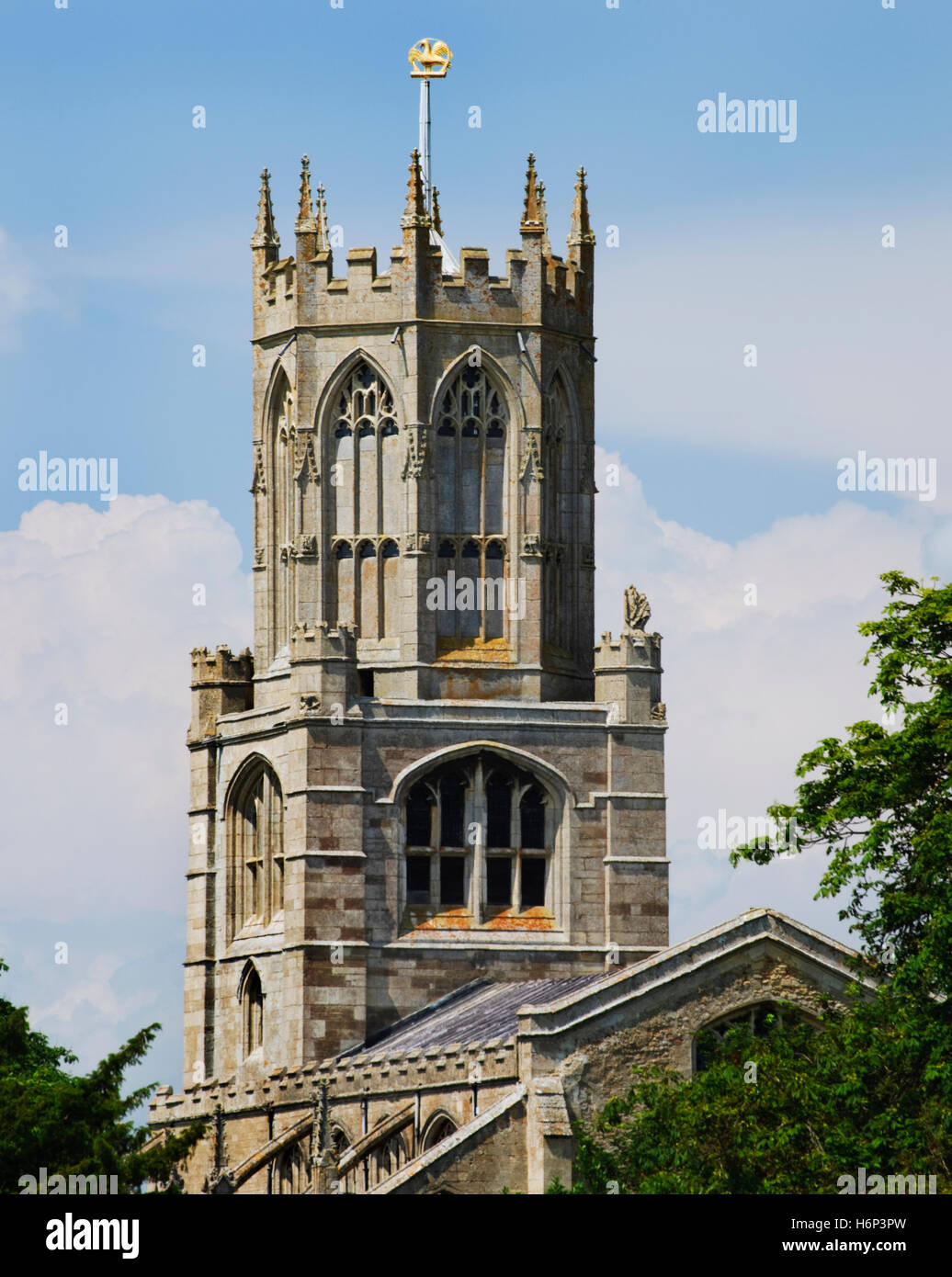 Turm & achteckigen Laterne Fotheringhay C15th Kirche, Northamptonshire, gekrönt von einer goldenen Falken & Fetterlock, heraldische Abzeichen des Hauses York Stockfoto