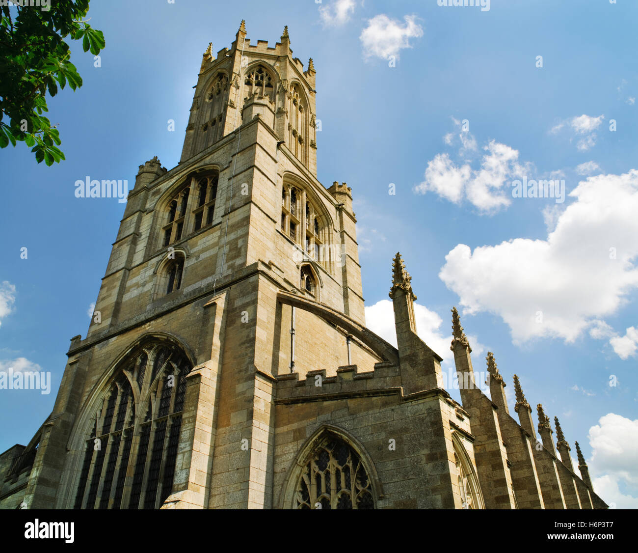 Turm, achteckigen Laterne & S Gang Fotheringhay C15th Kirche, Northamptonshire, mit einem Schwibbogen & wichtigsten Strebepfeiler von Zinnen gekrönt. Stockfoto